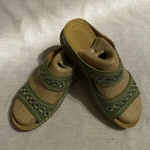NWOT no brand sandals